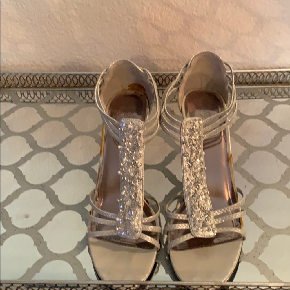 Metaphor silver heels. - Picture 2 of 5